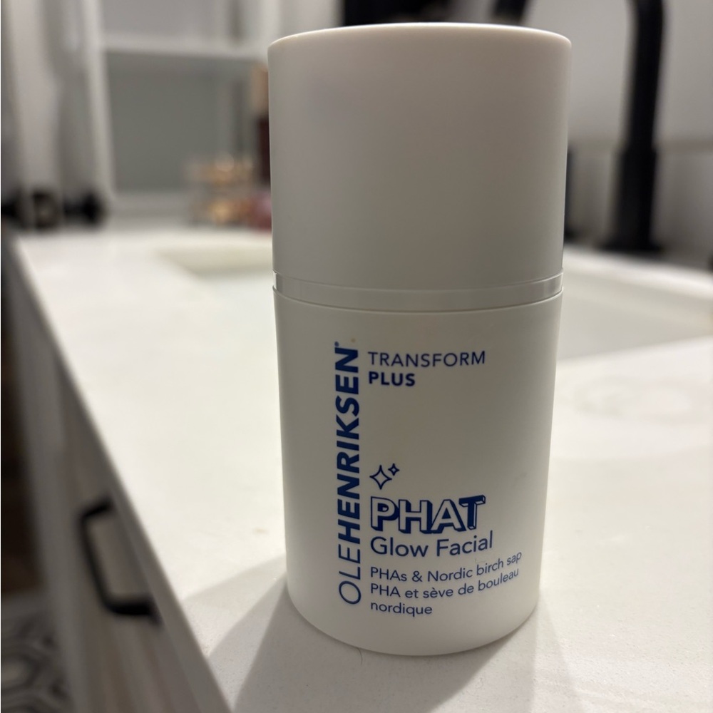 Ole Henriksen Transform Plus PHAT Glow Facial - White and Blue